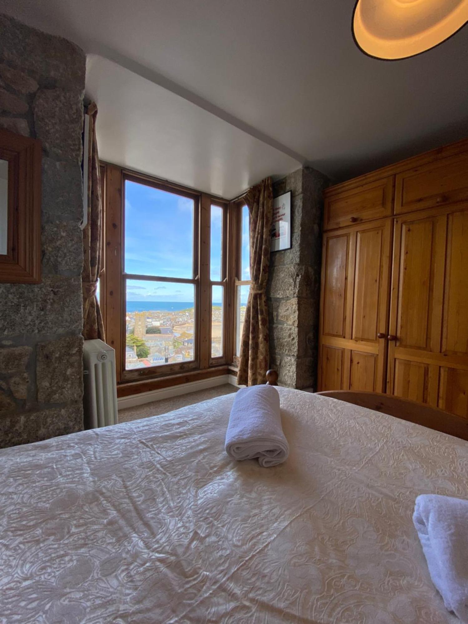 Huer'S Watch A Beautifully Presented Private Apartment With Far Reaching Views Over St Ives Harbour And Bay And Free Onsite Parking For Larger Groups Book Along With Our Connecting Two Sister Apartments Екстериор снимка