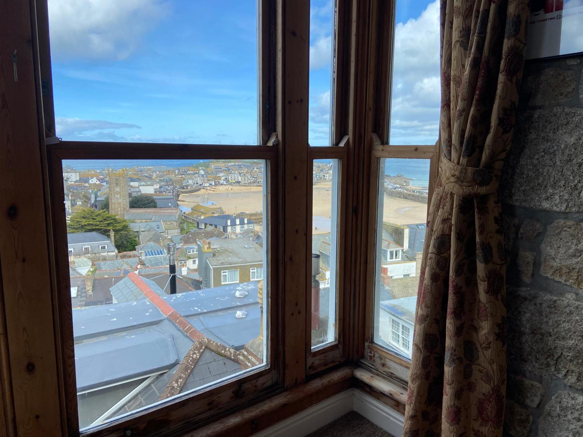 Huer'S Watch A Beautifully Presented Private Apartment With Far Reaching Views Over St Ives Harbour And Bay And Free Onsite Parking For Larger Groups Book Along With Our Connecting Two Sister Apartments Екстериор снимка