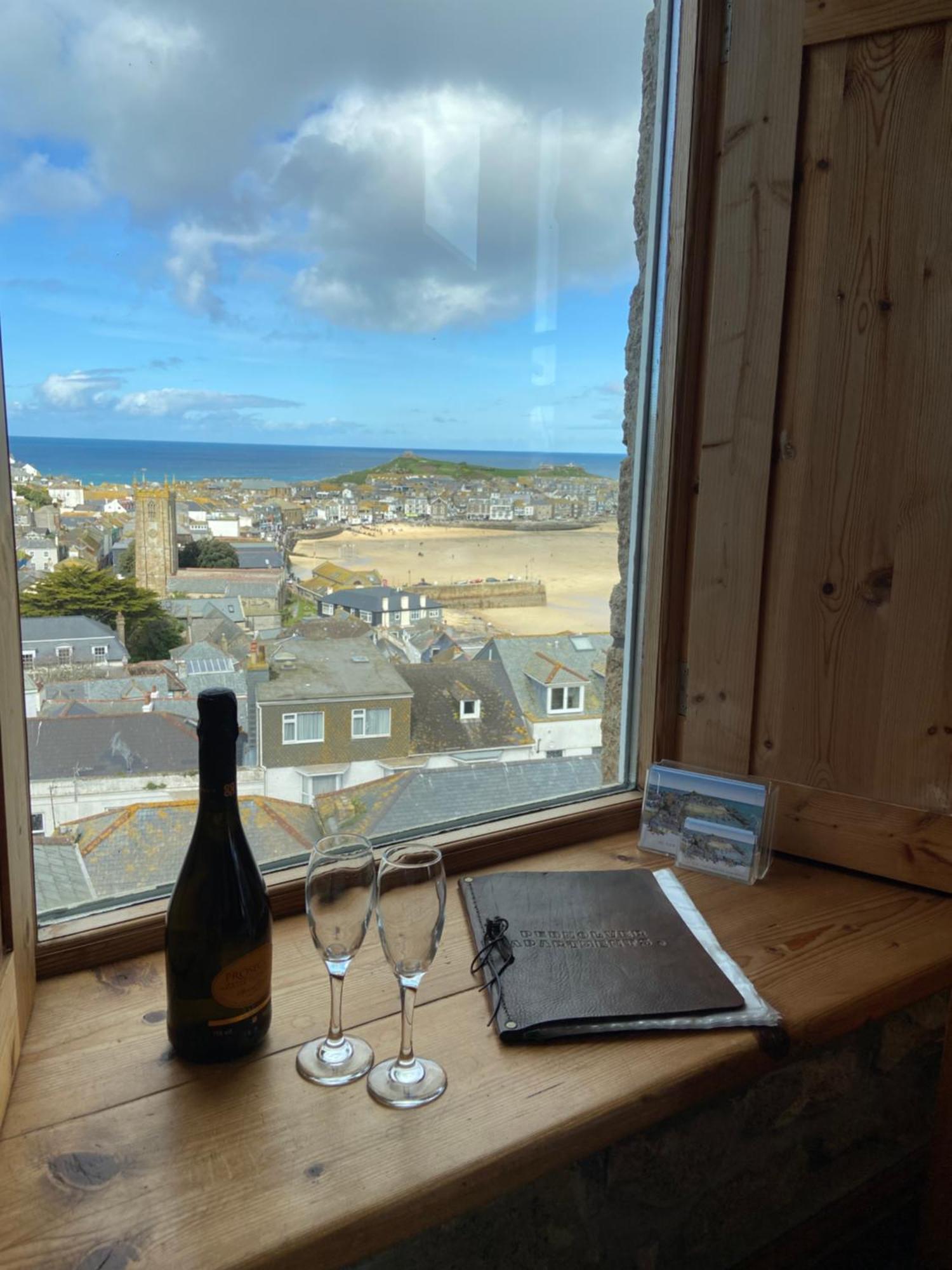 Huer'S Watch A Beautifully Presented Private Apartment With Far Reaching Views Over St Ives Harbour And Bay And Free Onsite Parking For Larger Groups Book Along With Our Connecting Two Sister Apartments Екстериор снимка