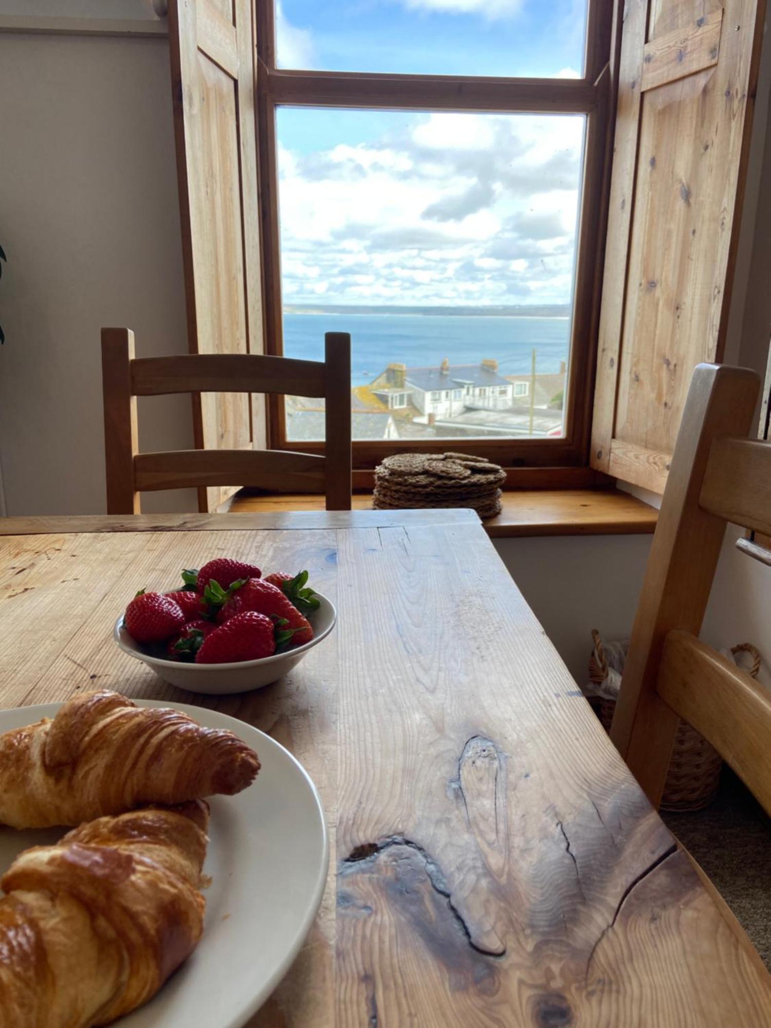 Huer'S Watch A Beautifully Presented Private Apartment With Far Reaching Views Over St Ives Harbour And Bay And Free Onsite Parking For Larger Groups Book Along With Our Connecting Two Sister Apartments Екстериор снимка